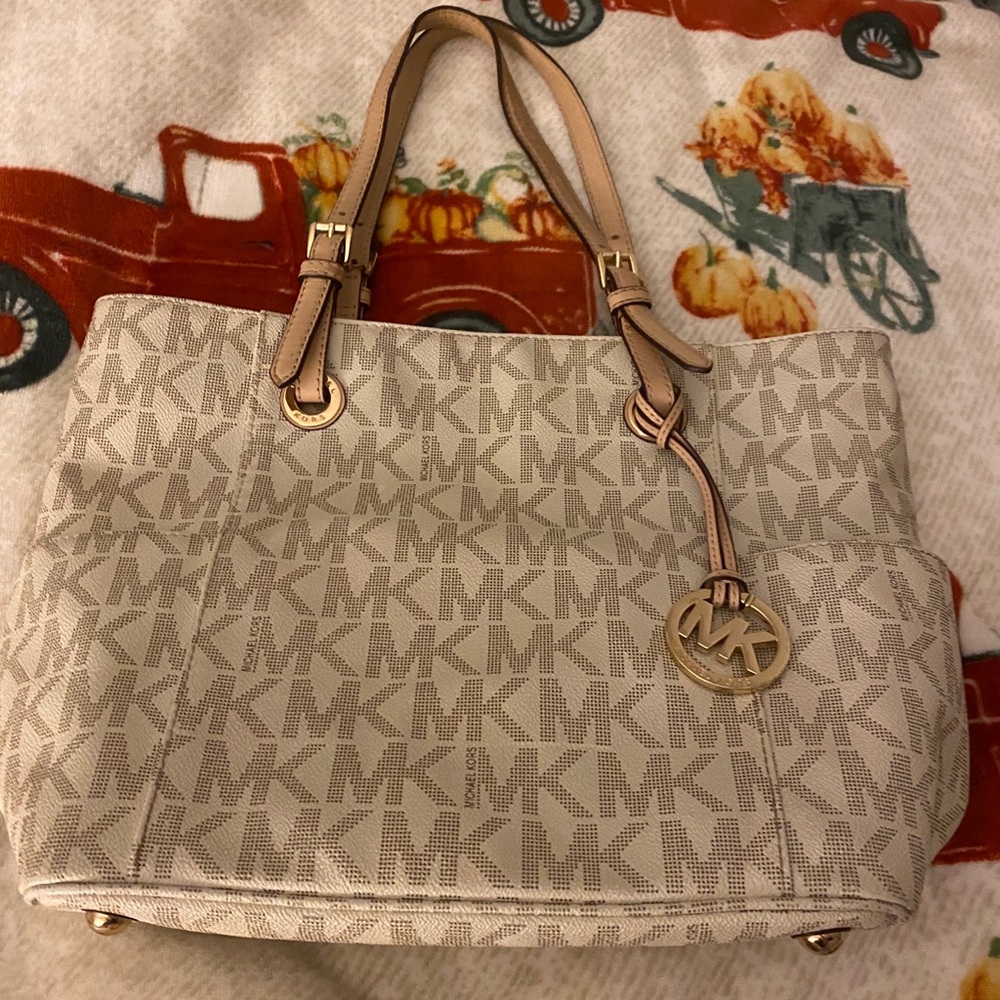AUTHENTIC Michael Kors Tote! WILLING TO BARGAIN !!